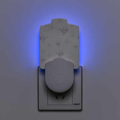 Dispositif ABS blanc 0,8W UV Attirer la lumière du moustique Moustique Lumière tueuse de moustiques Utilisation à l'intérieur Piège pour insectes volants